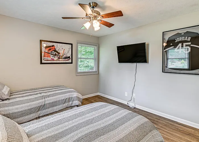 < 2 Mi To Golf Course: Pinehurst Home W/ Deck!