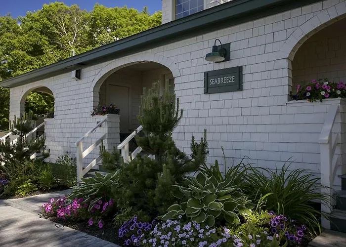 Spruce Point Inn