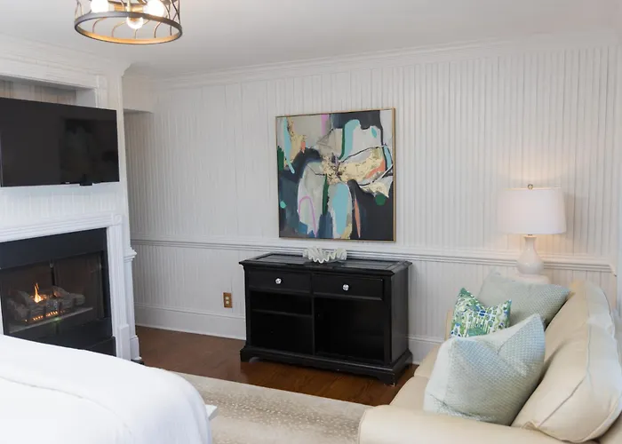 The Burrus House Inn Waterfront Suites