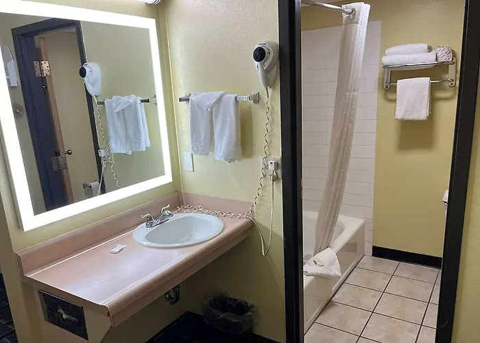 Days Inn By Wyndham Park City Kansas