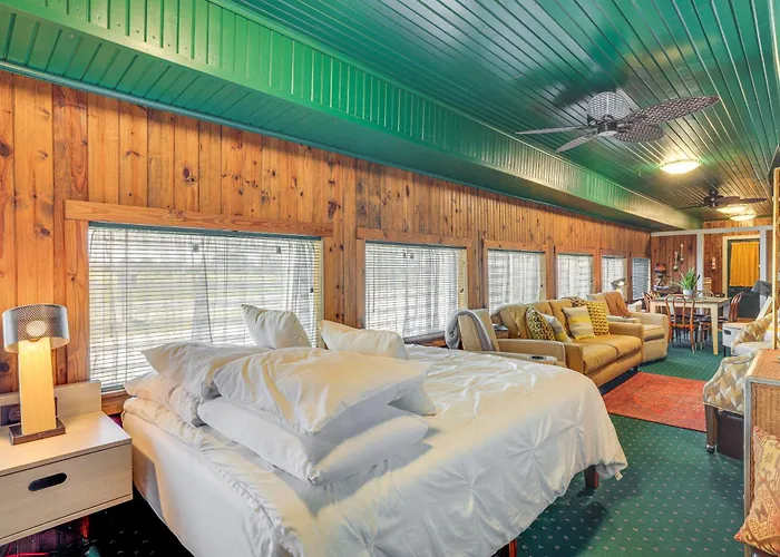 Charming Converted Railcar Studio In Joplin!