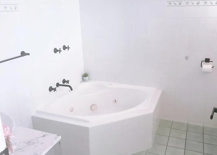 Nautilus Hamptons Style Beach Apartment Merimbula