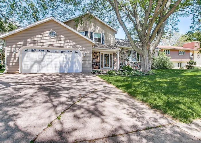2 Mi To Dtwn Oshkosh: Canal Front W/ Dock!