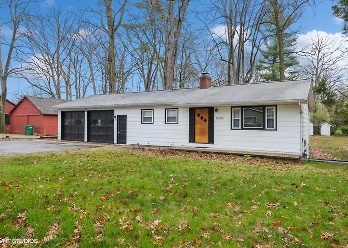 Blocks To Town, Game Room, Firepit, Huge Backyard