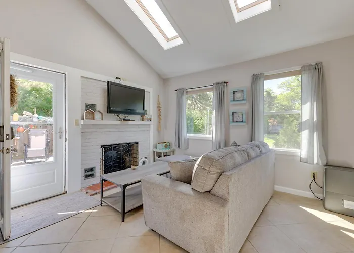 Close To Beach & P-Town! Cottage W/ Bay Views