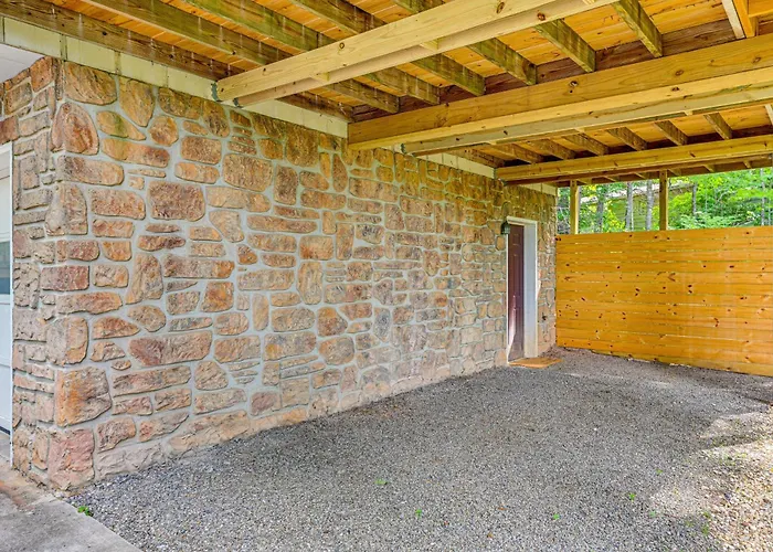 Renovated Franklin Home W/ Mountain-View Deck!