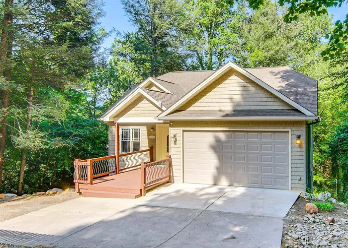 Black Mountain Hideaway W/ Hot Tub & Pool Table!