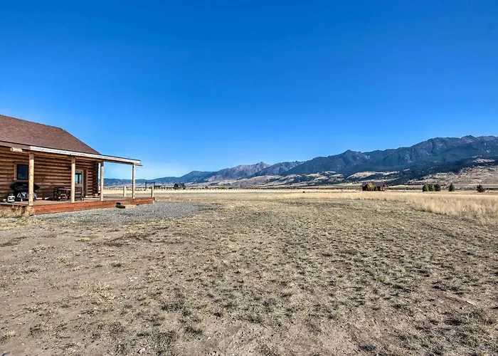 Stunning Mountain Views: Livingston Cabin W/ Deck!