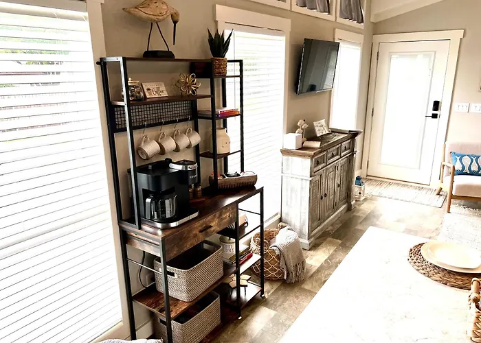 The Little Getaway-Sleeps 4, Firepit, Pet Friendly