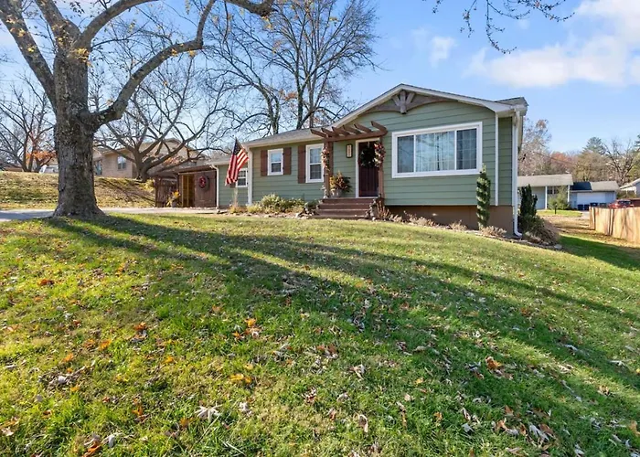 Semo Redhawks Campus Home With Hot Tub