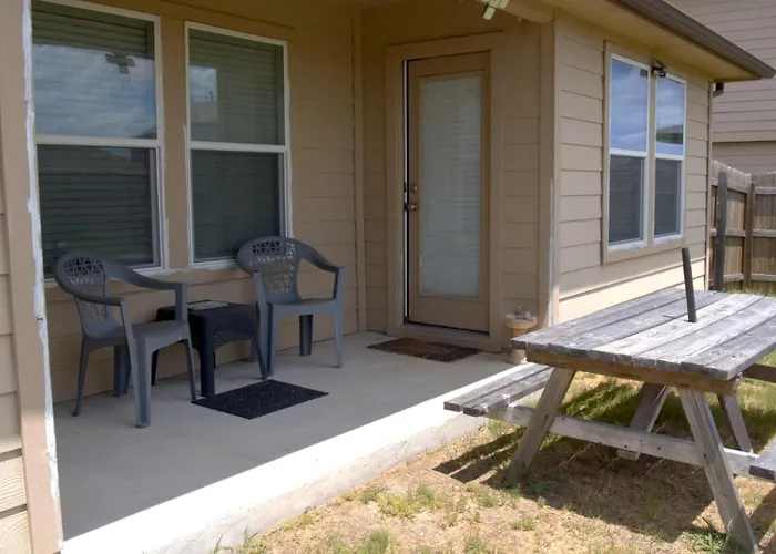 Stylish 3 Bedroom Retreat Near Downtown And Outlet