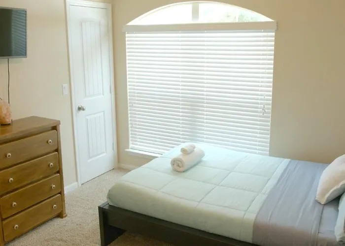 Stylish 3 Bedroom Retreat Near Downtown And Outlet
