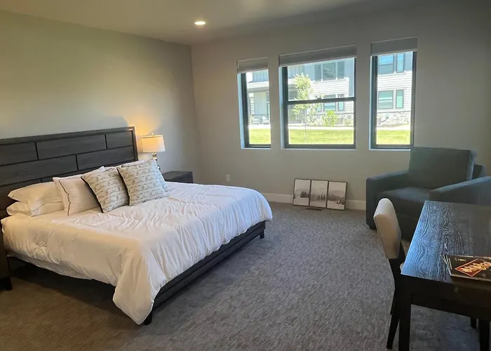 4 Bd Ski Villa With Hot Tub And Bunk Room By Lake!