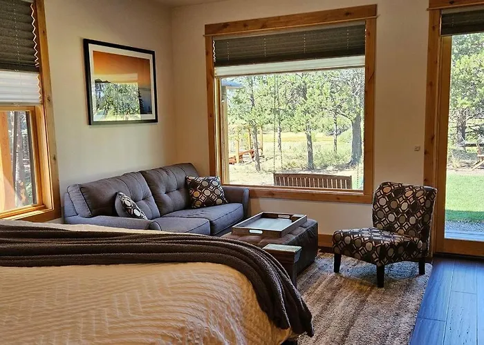Beautiful Riverfront Near Mt Bachelor With Hot Tub