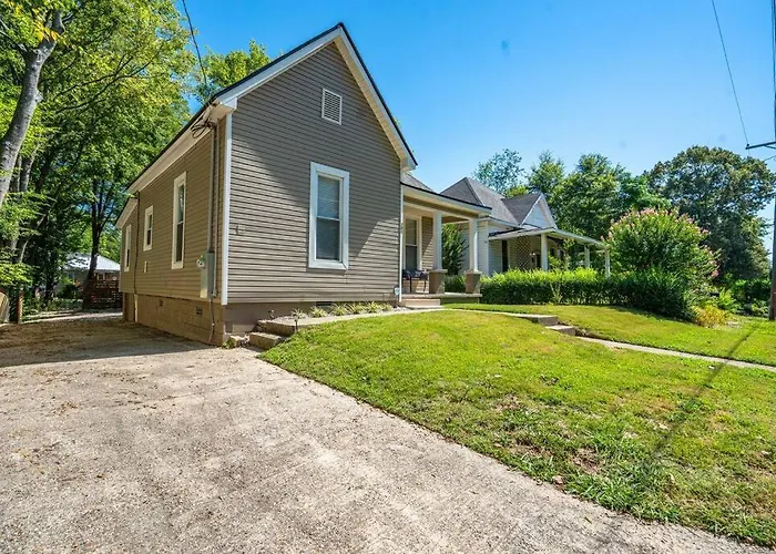 Vineyard Cottage-Pet Friendly & Walk To Oaklawn!