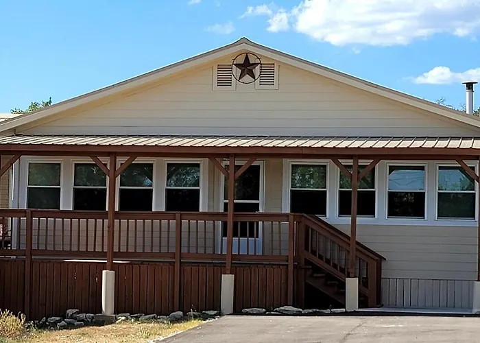 Classic Charm Close To Lake