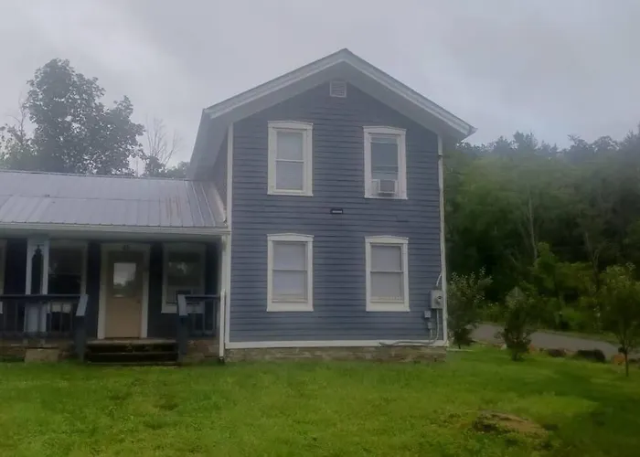 Old Farmhouse With Hot Tub In The Finger Lakes