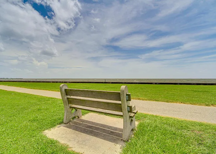 Eclectic Mandeville Home: Walk To Lakefront Park
