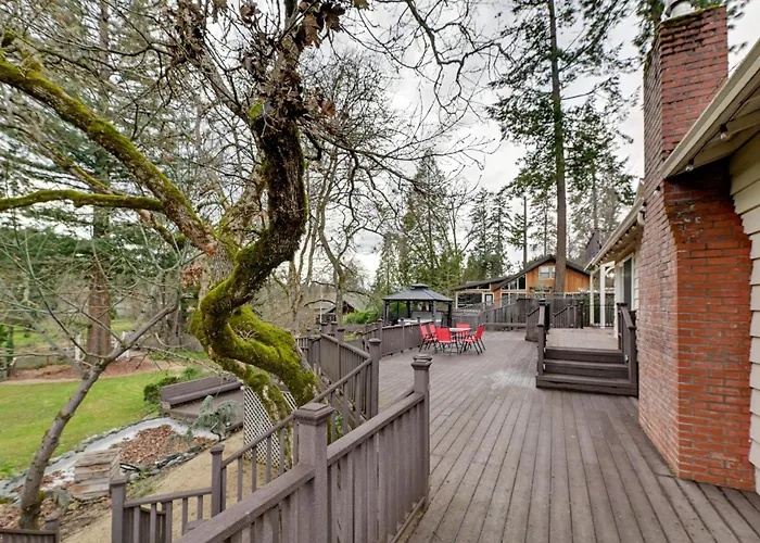 Spacious Grants Pass Home W/ Hot Tub & River Views