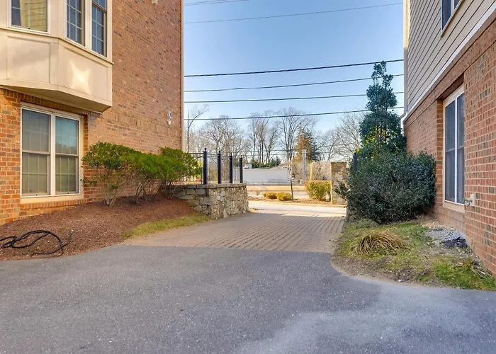 Pet-Friendly Dc Area Condo W/ Yard!