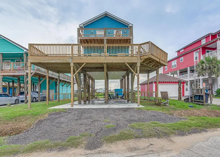 Walk To Gulf: Ocean-View Home In Crystal Beach!