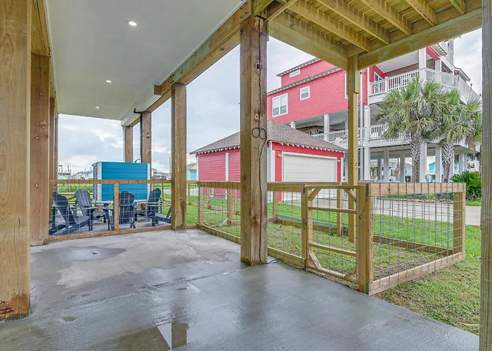 Walk To Gulf: Ocean-View Home In Crystal Beach!