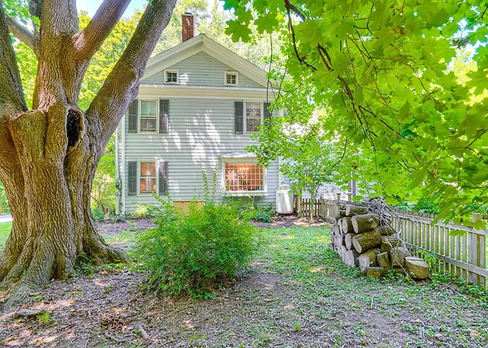 Historic Catskills Farmhouse: Ski, Hike & Relax!