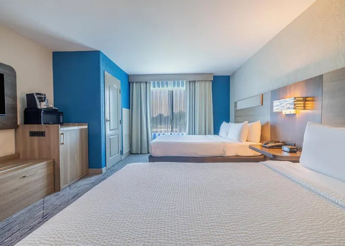 Holiday Inn Express & Suites Kansas City Airport By Ihg