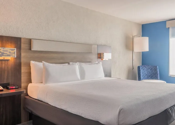 Holiday Inn Express & Suites Kansas City Airport By Ihg