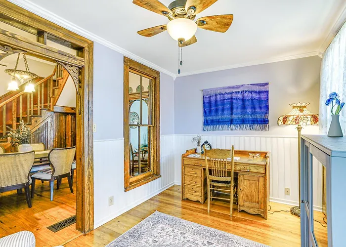 Granbury Home W/ Fire Pit, Walk To The Square!