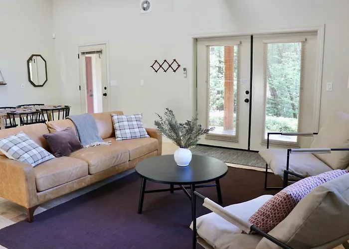 Lux, Designer 8-Acre Retreat With Private Creek