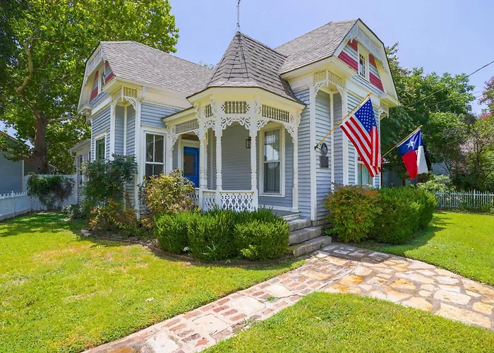 Granbury Home W/ Fire Pit, Walk To The Square!