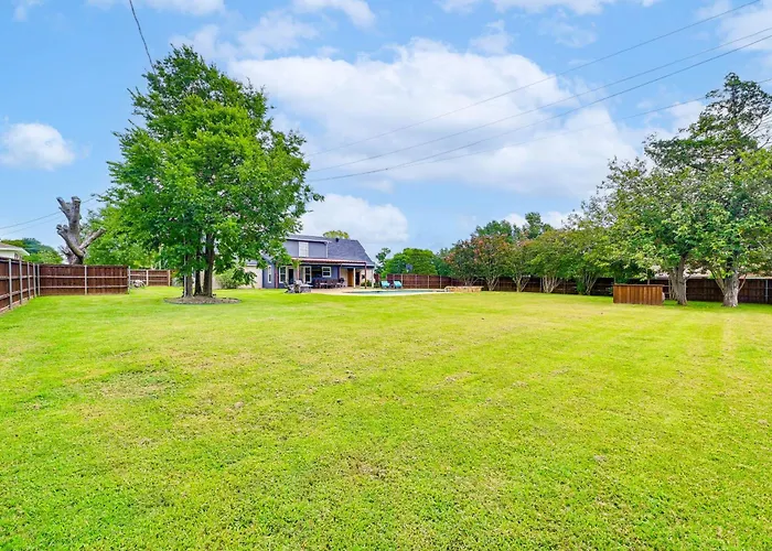 Fire Pit + Sauna: Spacious Lake Texoma Retreat!