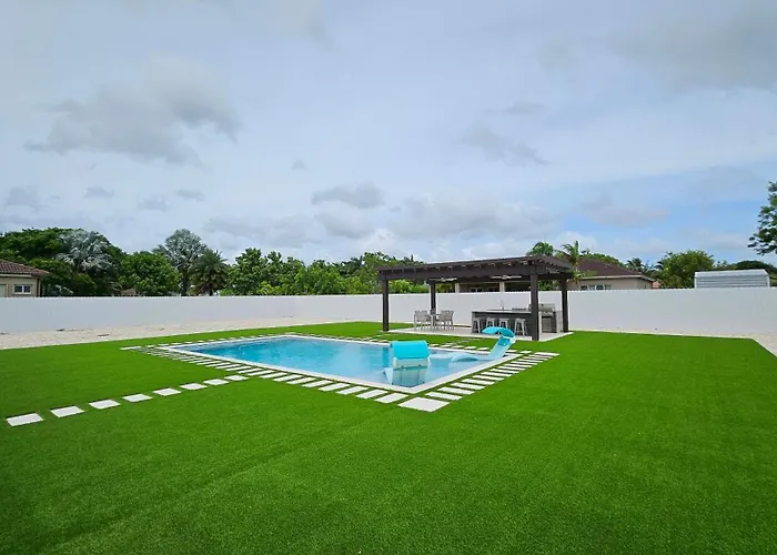 Sunny Oasis With Private Pool