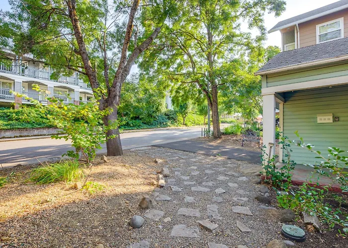 Dog-Friendly 'Columbia Cottage' In Hood River!