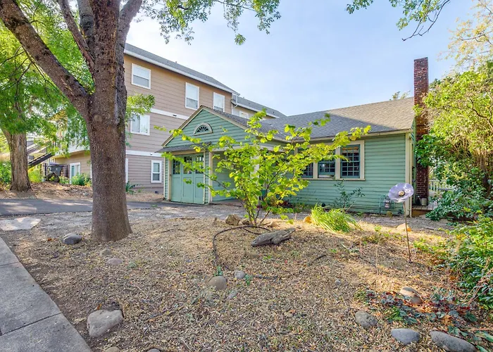 Dog-Friendly 'Columbia Cottage' In Hood River!