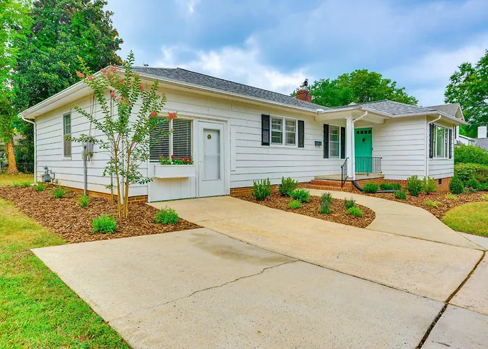 'Dogwood Cottage' W/ Fireplace: 1 Mi To University