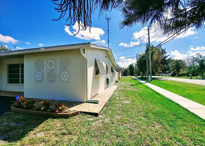 Amazing 5 Bedroom Pool Home - Minimum 28 Days Stay Only Great Location!