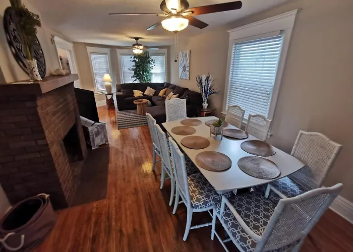 Prime Location! 4 Bedroom House Located Right Next To The Casino And The Falls