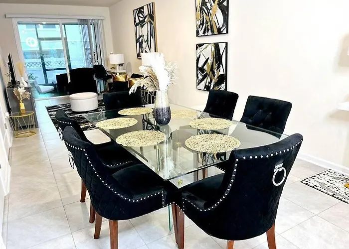 Luxurious Family-Friendly Home In Oakleaf