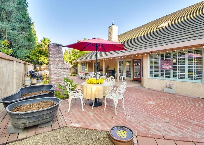1 Mi To Applegate Park Zoo: Pet-Friendly Home