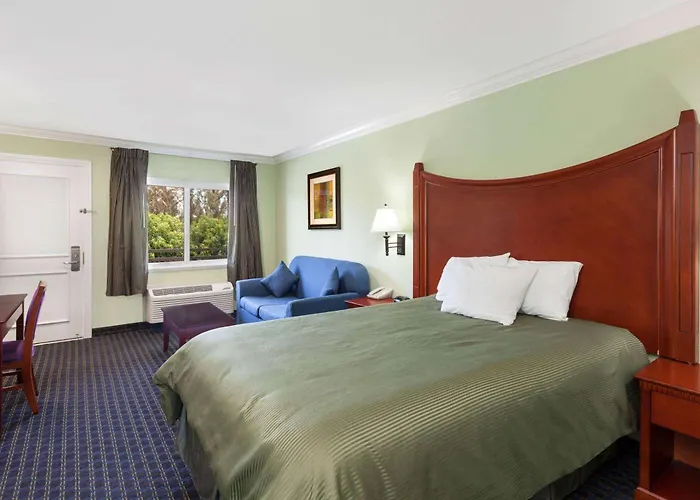Travelodge By Wyndham Orange County Airport/ Costa Mesa