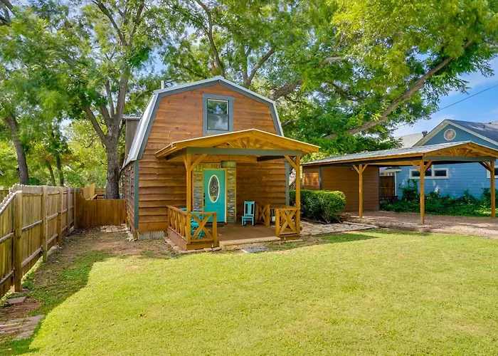 Pet-Friendly Granbury Home W/ Yard, Near Downtown!