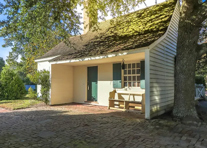 Colonial Houses, An Official Colonial Williamsburg Hotel