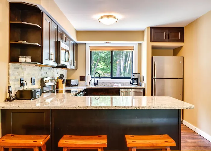 Lincoln Townhome W/ Community Pool & Club Access!