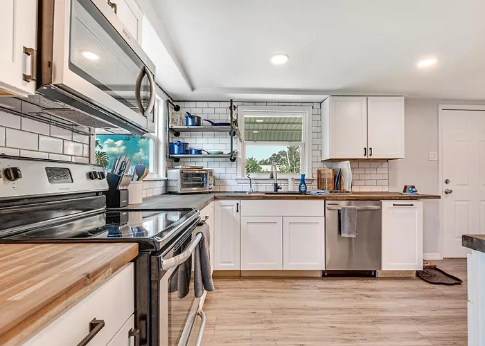 Centrally Located Merritt Island Cottage W/ Deck!