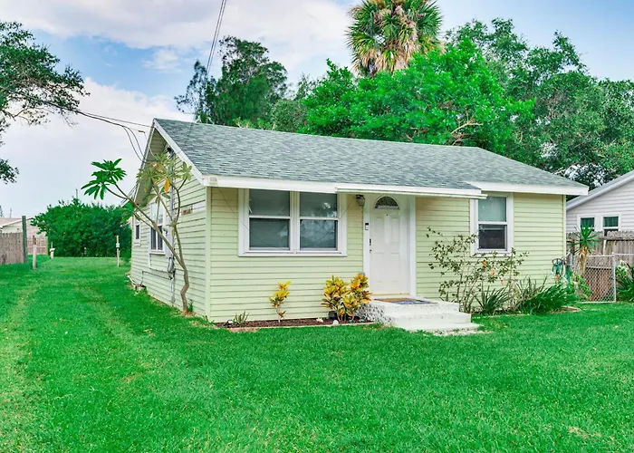 Centrally Located Merritt Island Cottage W/ Deck!