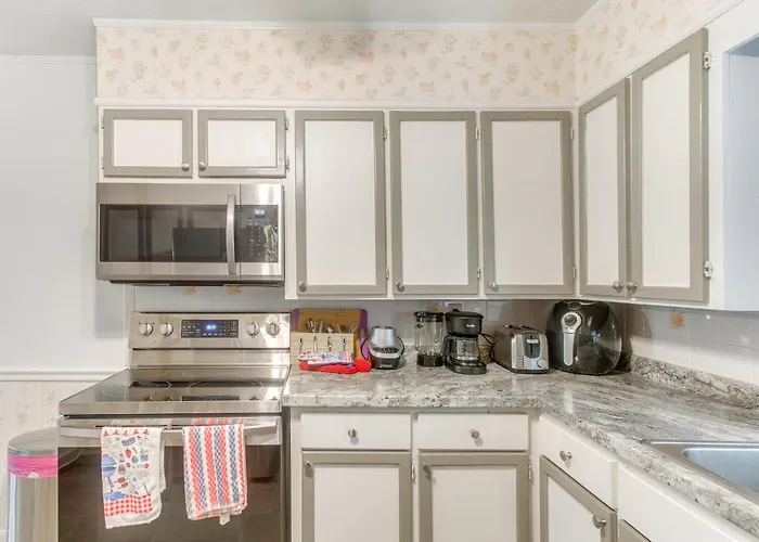 Cozy Waycross House W/ Yard & Screened Patio!