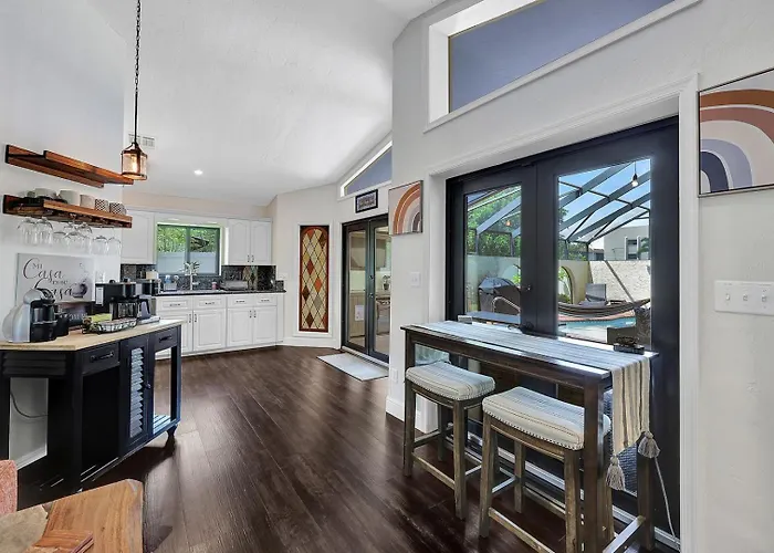 Heated Pool, Sleeps 10, Relaxing Lanai, Near Beaches, Pet Friendly!