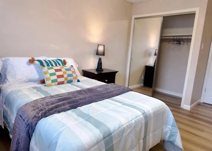 Chic Home With Expansive Backyard- Duplex Back Unit